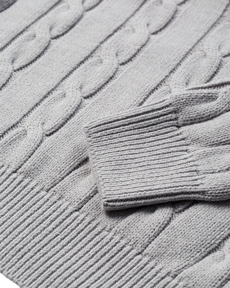 CMKOTOM - KABELSTRIKKET PULLOVER I GRÅ