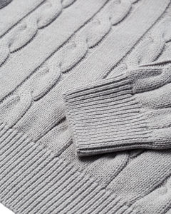 CMKOTOM - KABELSTRIKKET PULLOVER I GRÅ