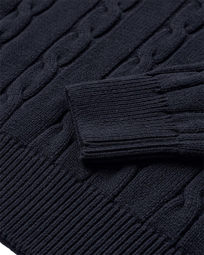 CMKOTOM - KABELSTRIKKET PULLOVER I BLÅ