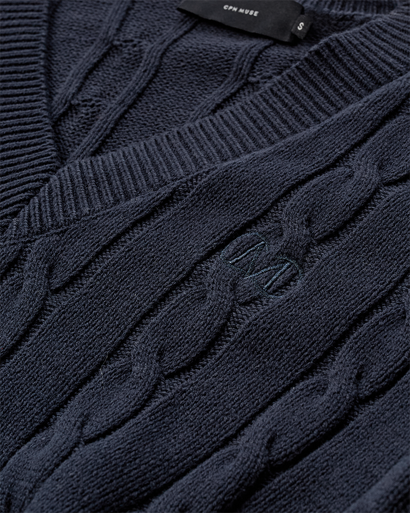 CMKOTOM - KABELSTRIKKET PULLOVER I BLÅ