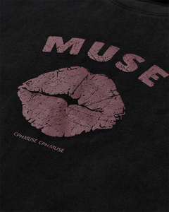 CMMUSE - T-SHIRT MED PRINT I SORT OG RØD
