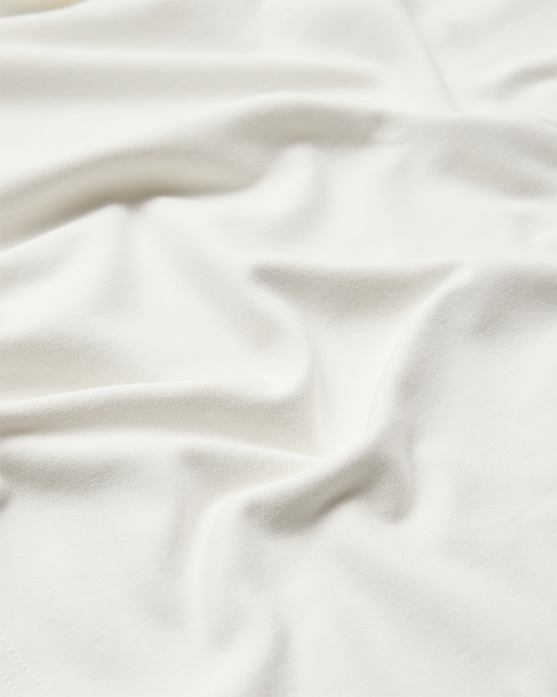 CMMUSE - T-SHIRT MED SMAL PASFORM I RÅHVID