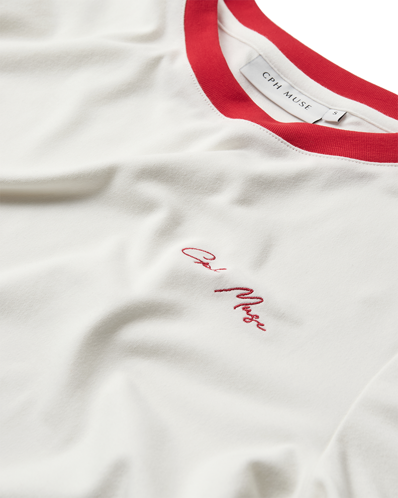 CMMUSE - T-SHIRT MED SMAL PASFORM I RÅHVID