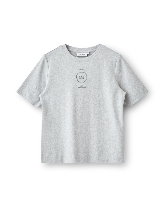 CMMUSE - T-SHIRT MED LOGODETALJE I SORT OG GRÅ