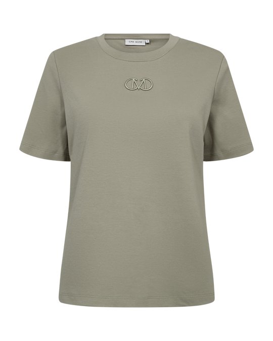 CMMUSE - T-SHIRT MED BRODERET LOGODETALJE I GRØN