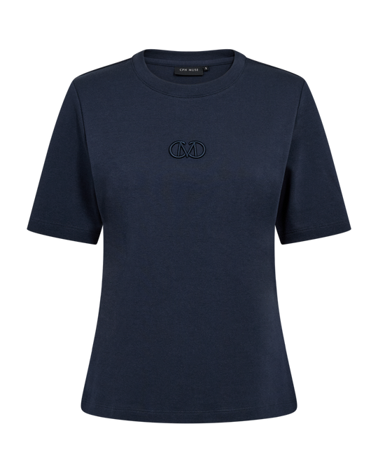 CMMUSE - T-SHIRT MED BRODERET LOGODETALJE I BLÅ
